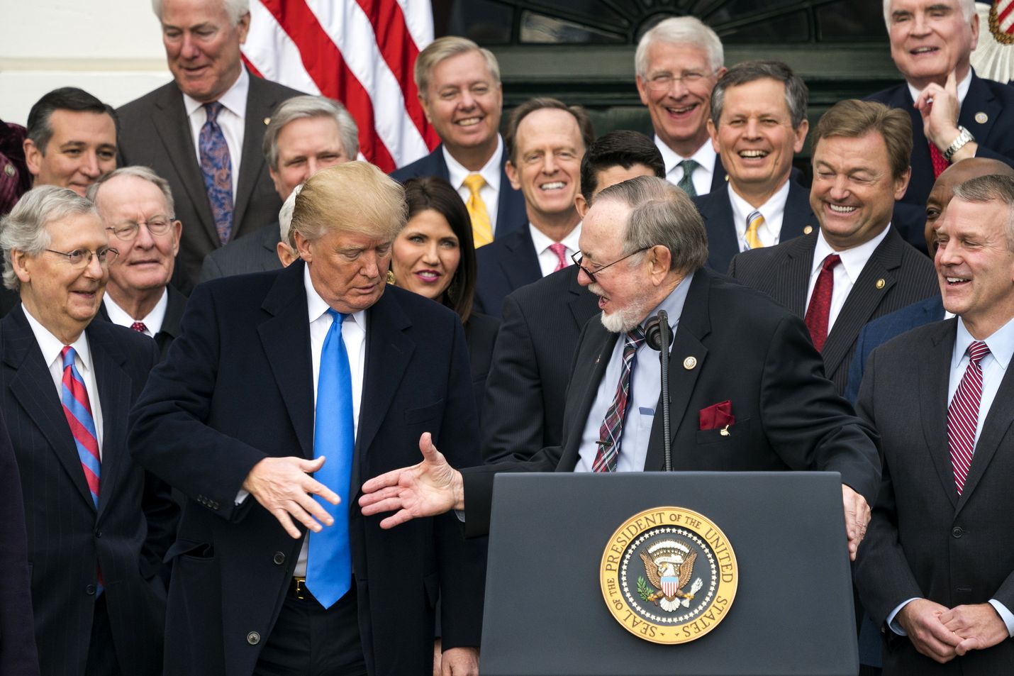 Alaskan republikaanisenaattori Don Young (oik.) paiskasi kättä presidentti Donald Trumpin kanssa Washingtonissa sen jälkeen, kun öljynporaus Alaskan arktisella luonnonsuojelualueella oli tehty mahdolliseksi joulukuussa 2017.