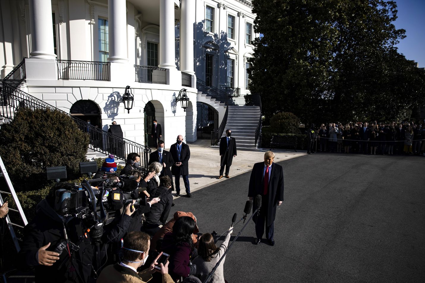 Yhdysvaltojen presidentti Donald Trump puhui toimittajille tiistaina Valkoisen talon pihamaalla.