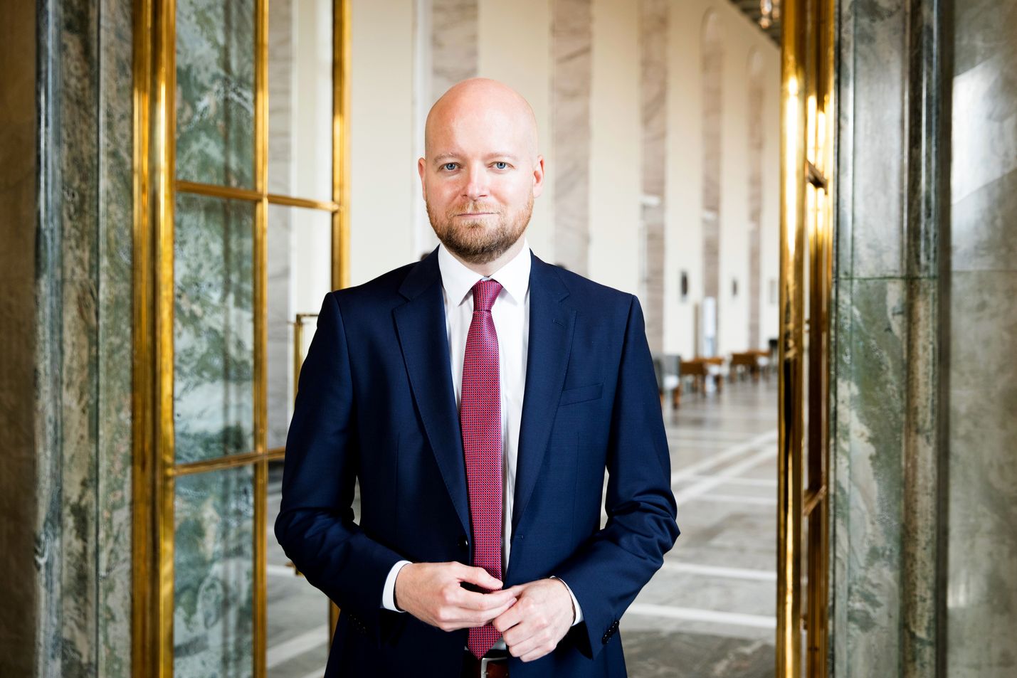 Tänä päivänä työnantajat edellyttävät, että palkattavalla nuorella on tutkinto, opetusministeri Jussi Saramo (vas.) sanoo. Oppivelvollisuus laajenee. Uudistuksen tavoite on löytää jokaiselle nuorelle jopiva jatko-opisjelupaikka peruskoulun jälkeen.