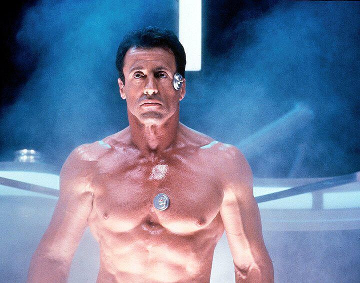 Sylvester Stallone on rankka kyttä, joka sulatetaan syväjäästä vuoteen 2032 ketterässä scifi-jännärissä Demolition Man.