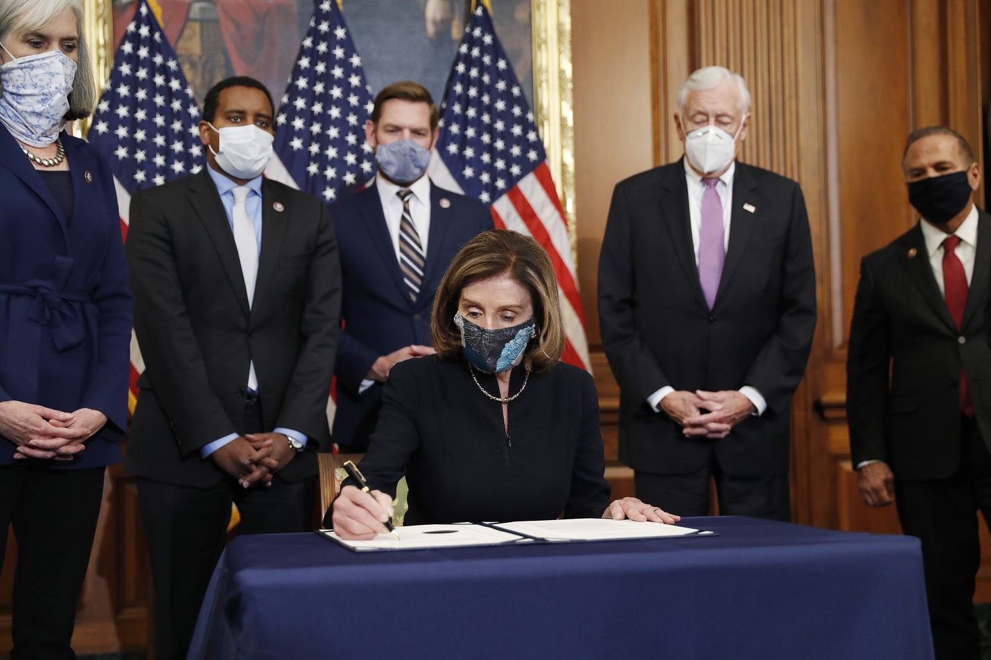 Edustajainhuoneen puhemies Nancy Pelosi allekirjoitti Trumpia vastaan nostetun virkarikossyytteen keskiviikkona kongressissa.