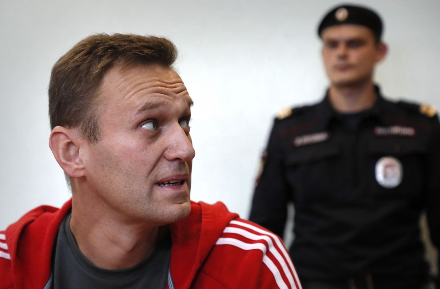 Venäjän oppositiojohtaja Aleksei Navajnyi (vas.) kuvattuna elokuussa 2019, jolloin hän oli alueoikeuden kuultavana Moskovassa. Navalnyi palaa Venäjälle sunnuntaina.