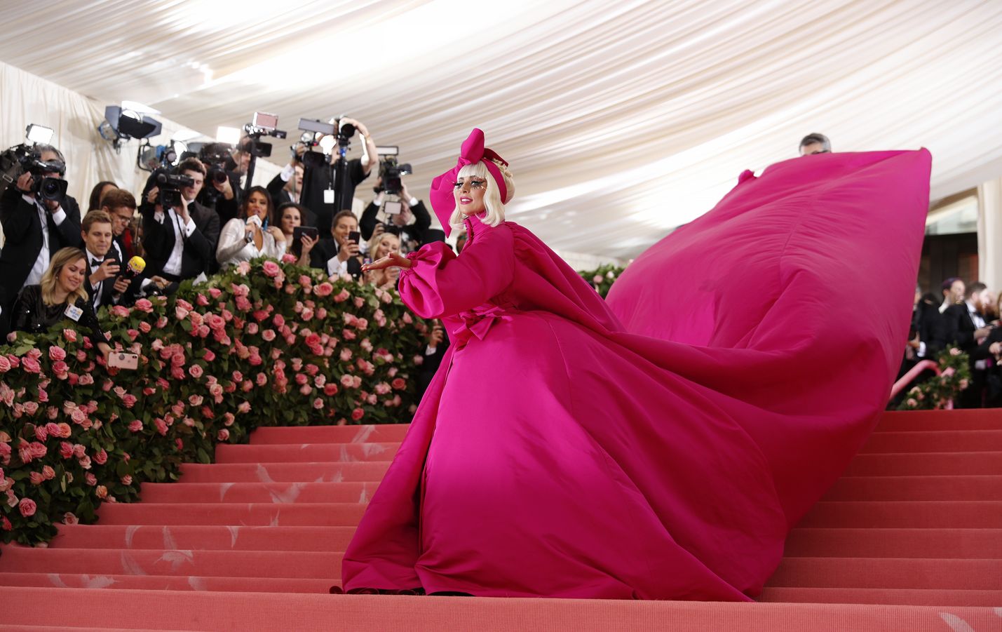 Taiteilija Lady Gaga esittää Joe Bidenin virkaanastujaisissa Yhdysvaltain kansallislaulun. Kuva on vuodelta 2019 New Yorkista.