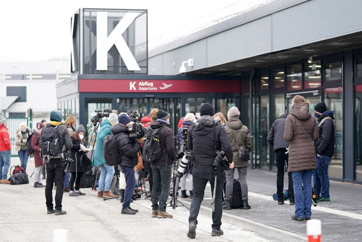 Berliinin Schönefeldin lentokentällä kokoontui joukko saattajia ja toimittajia, kun Aleksei Navalnyin sosiaalisessa mediassa ilmoittaman reittilennon lähtöaika lähestyi.