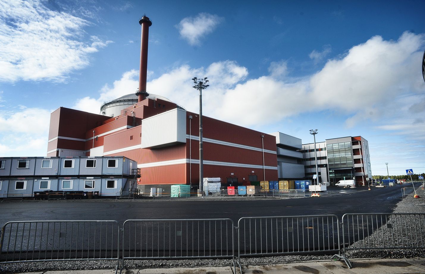 Olkiluoto 3:sta pitäisi tulla ydinlaitos maaliskuussa, jolloin laitokseen on tarkoitus ladata ydinpolttoaine. Säännöllisen sähköntuotannon on ilmoitettu alkavan ensi talvena.