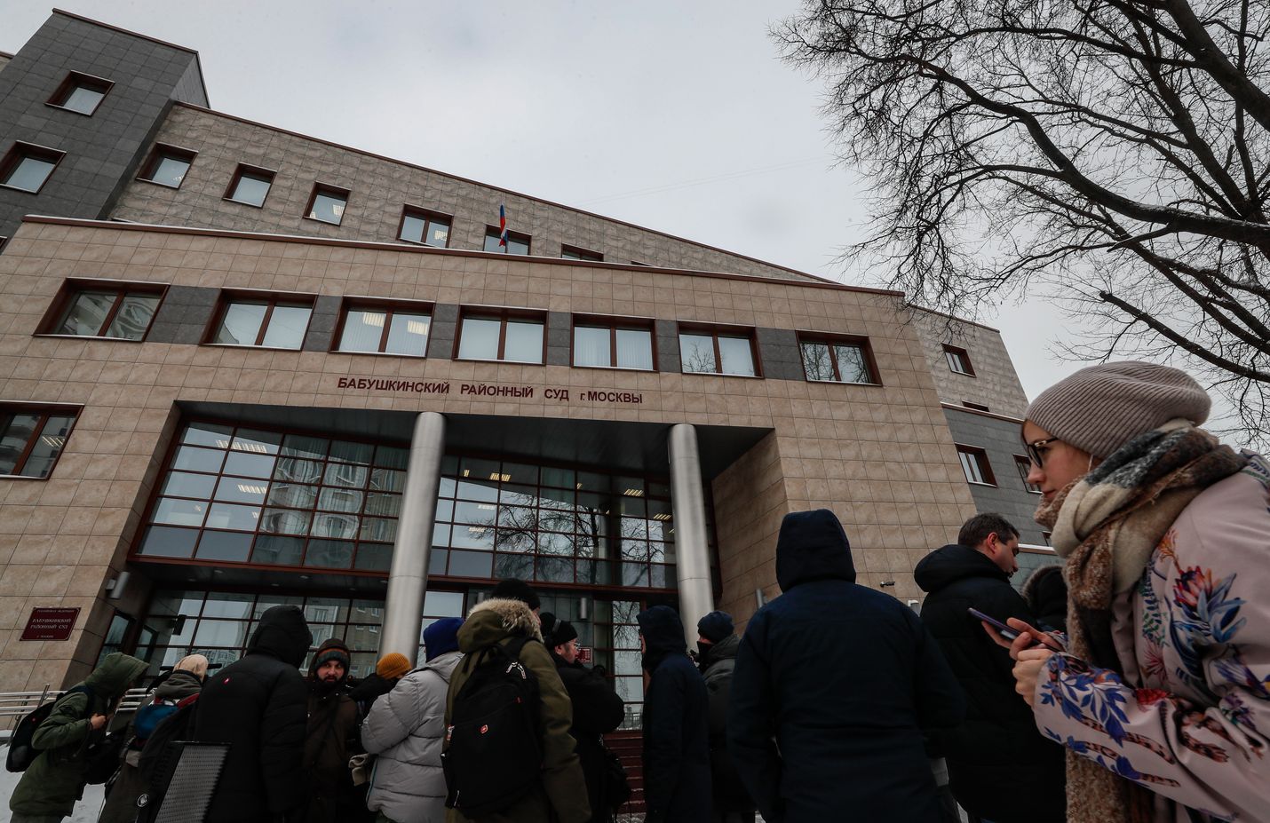 Ihmiset kokoontuivat keskiviikkona Moskovassa oikeustalon eteen sen jälkeen, kun Navalnyia koskevan oikeusjutun käsittelyä oli siirretty.