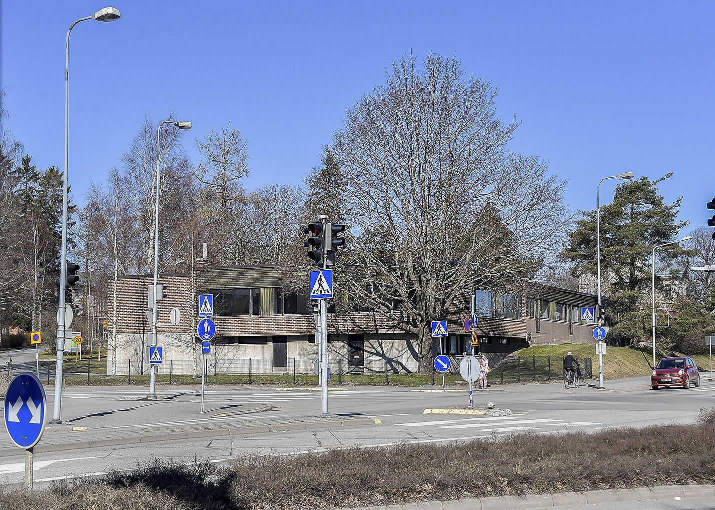 Kirjoittaja pitää ns. Kulinariumin rakennusta Seminaarinmäen miljööseen istutettuna myrkkyhampaana.