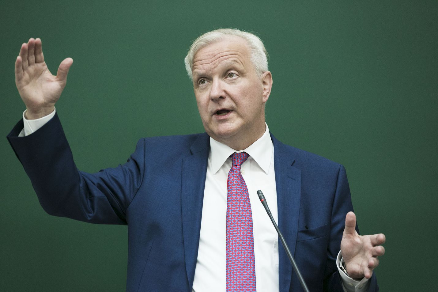 Suomen Pankin pääjohtaja Olli Rehn sanoi Ylen ykkösaamussa, että hän ei sulje pois presidenttiehdokkuutta, mutta hoidetaan koronakriisi ensin alta pois ja palataan sitten näihin kysymyksiin.