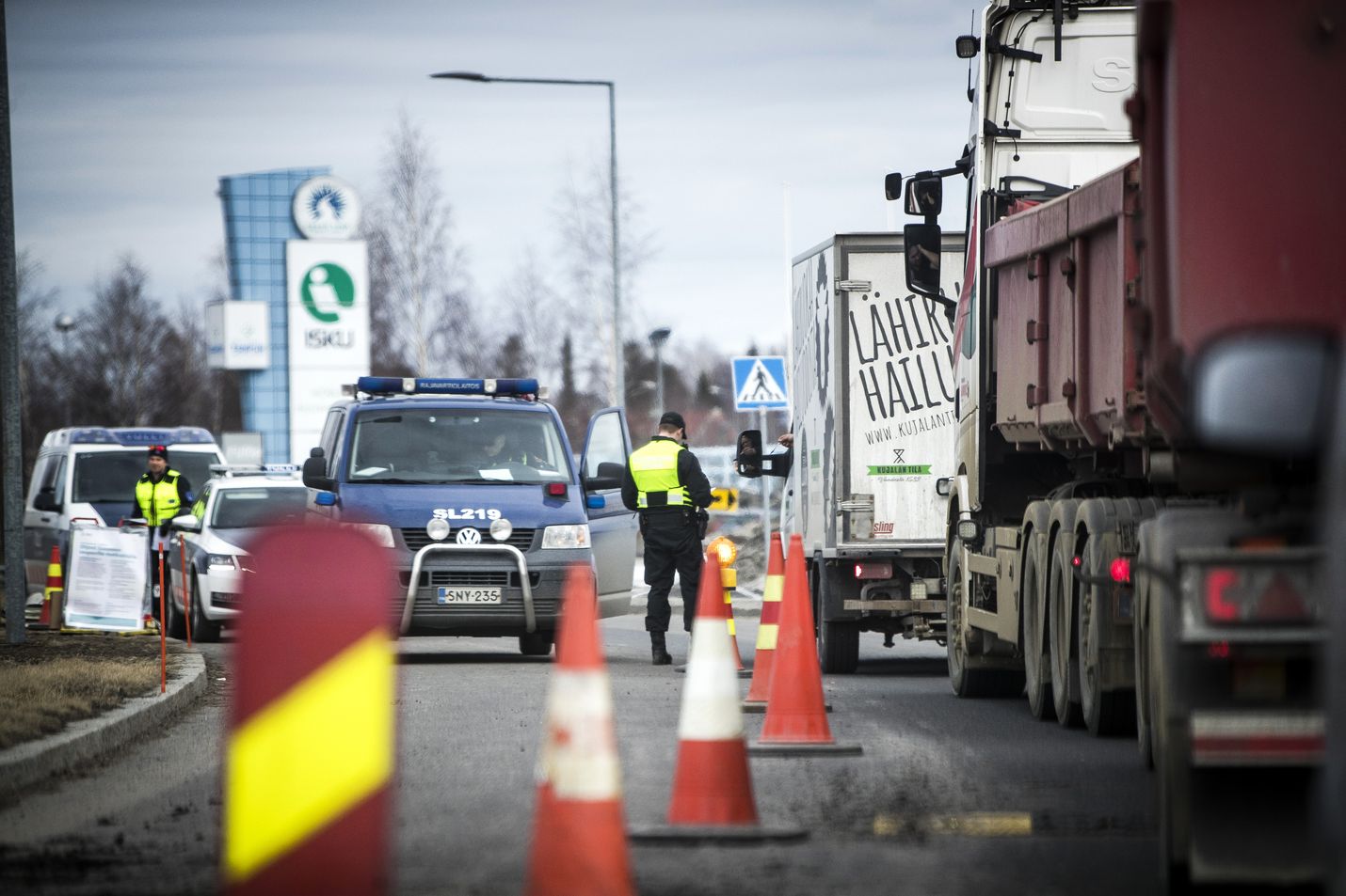 Länsirajaliikenteen tarkastusta on tehty jo viime vuoden maaliskuusta lähtien muun muassa Tornion ja Haaparannan välisellä rajalla. Keskiviikosta lähtien käytännön työssä rajoilla voi tulla enemmän ihmisten ohjaamista testeihin, mutta vielä tätä ei konkreettisesti tiedetä.