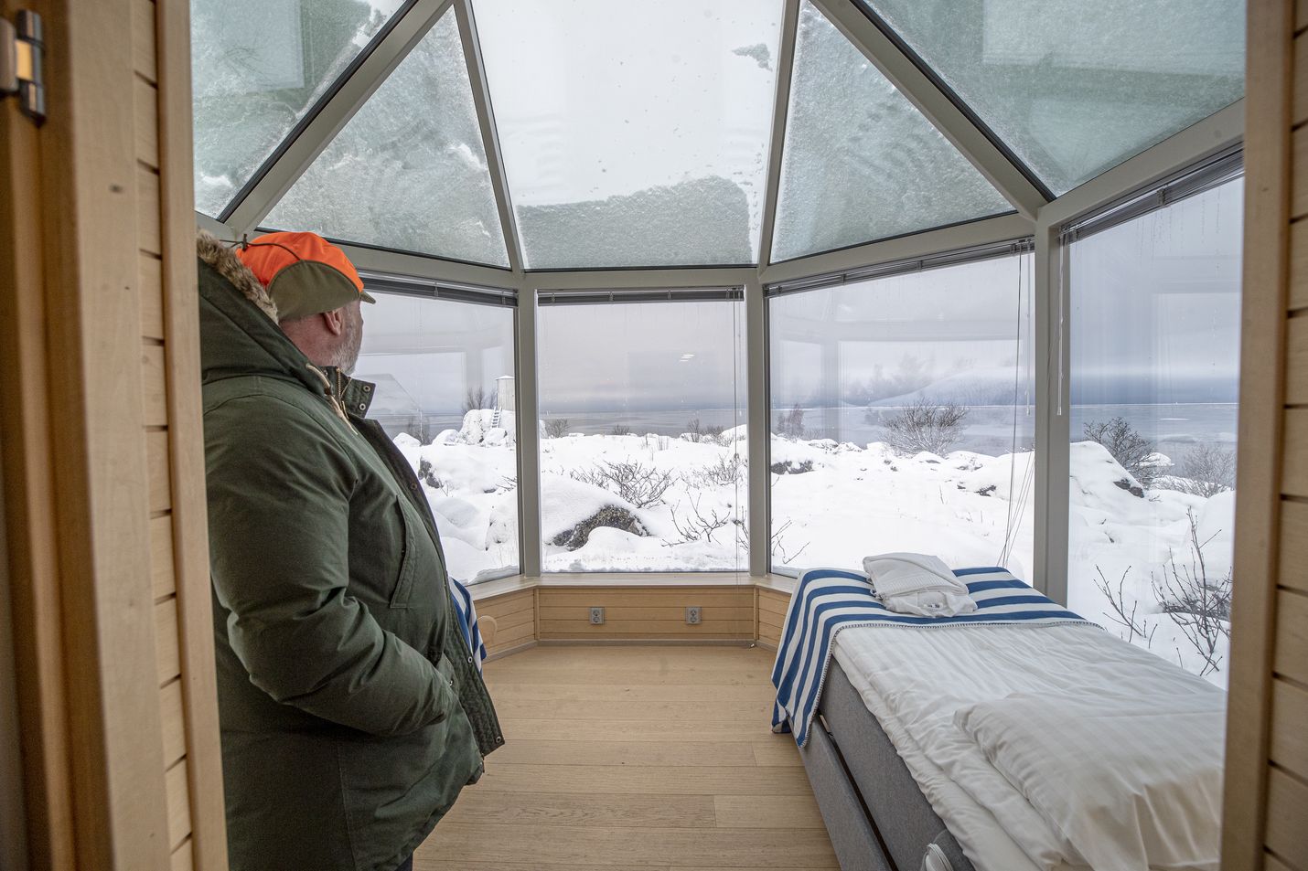 Lasitaloista avautuu näkymä Merenkurkun karuun luontoon. Vaikka mereltä tuulee jäätävästi, taloissa riittää lämpöä lattialämmityksen ja lämmitettävien lasien ansiosta.