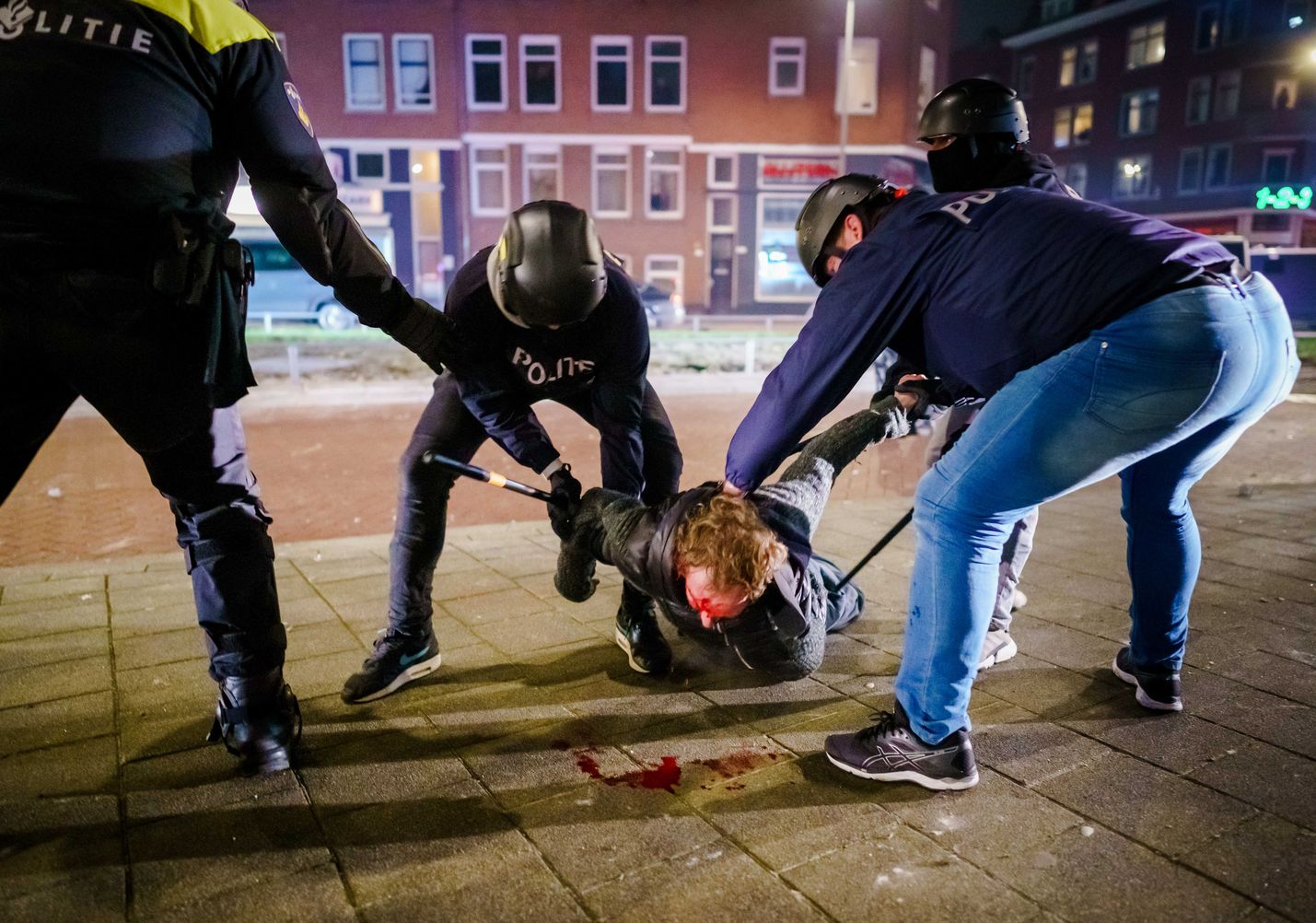 Poliisit ottivat kiinni mellakkaan osallistujan Rotterdamissa maanantaina. Kaupungissa otettiin kiinni kuusikymmentä ihmistä, ja noin kymmenen poliisia loukkaantui.