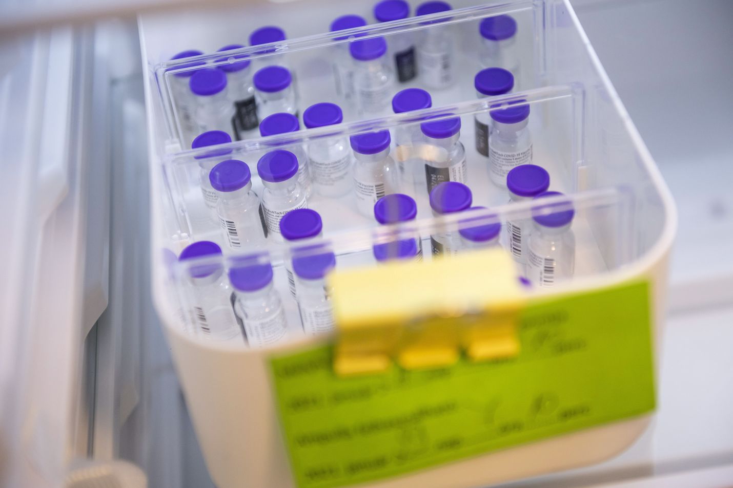 Pfizerin ja Biontechin koronarokotteen toimitusvaikeudet vaikuttavat rokotusaikatauluihin ympäri Eurooppaa. Kuvassa rokotepulloja unkarilaisessa Szent Imren yliopiston opetussairaalassa.