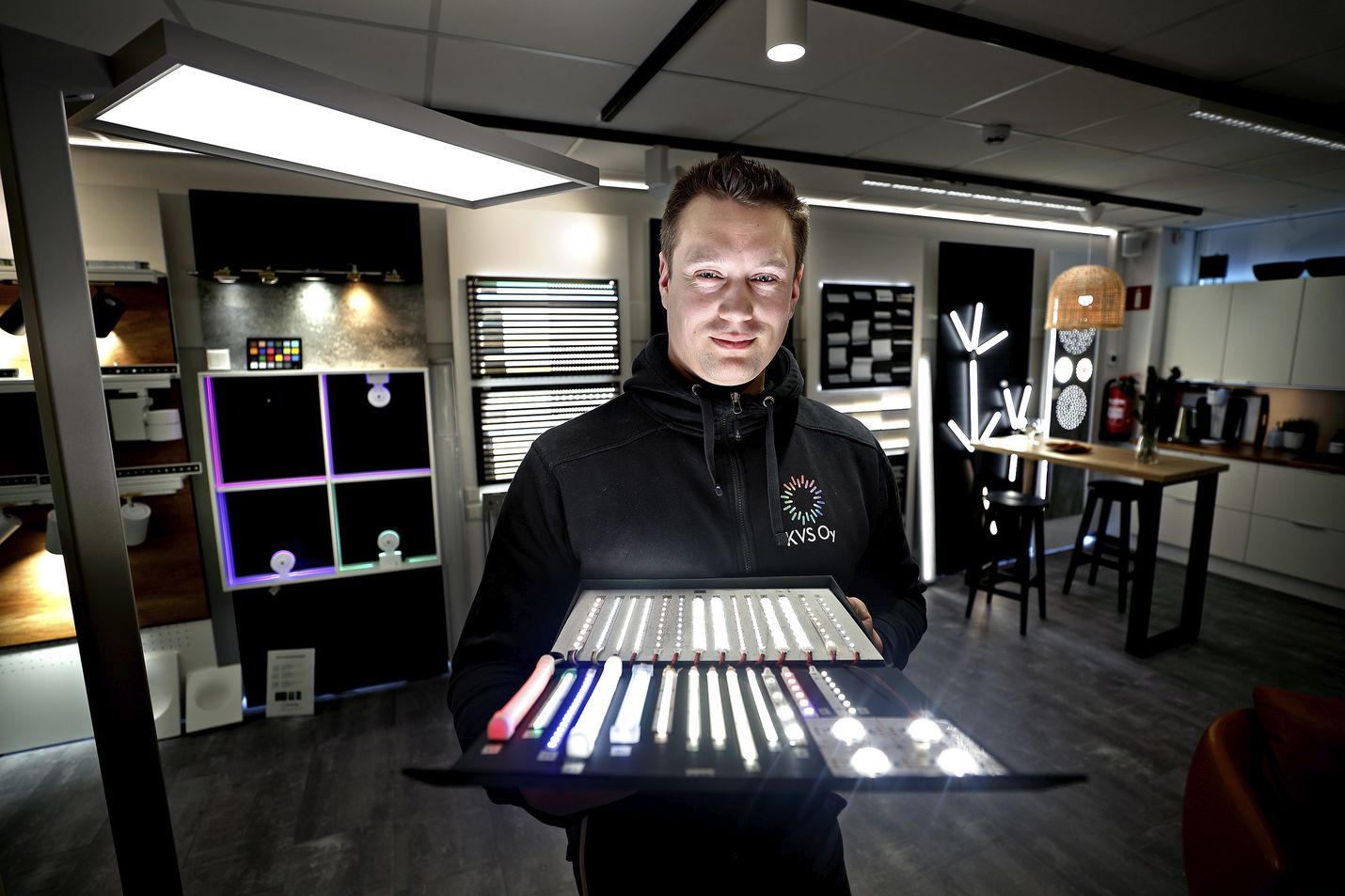 KVS Oy:n toimitusjohtaja ja valaistussuunnittelija Jukka Asp esittelee led-mallisalkkua, jossa on erilaisia led-nauhoja ja muutama yksittäinen teholedi.
