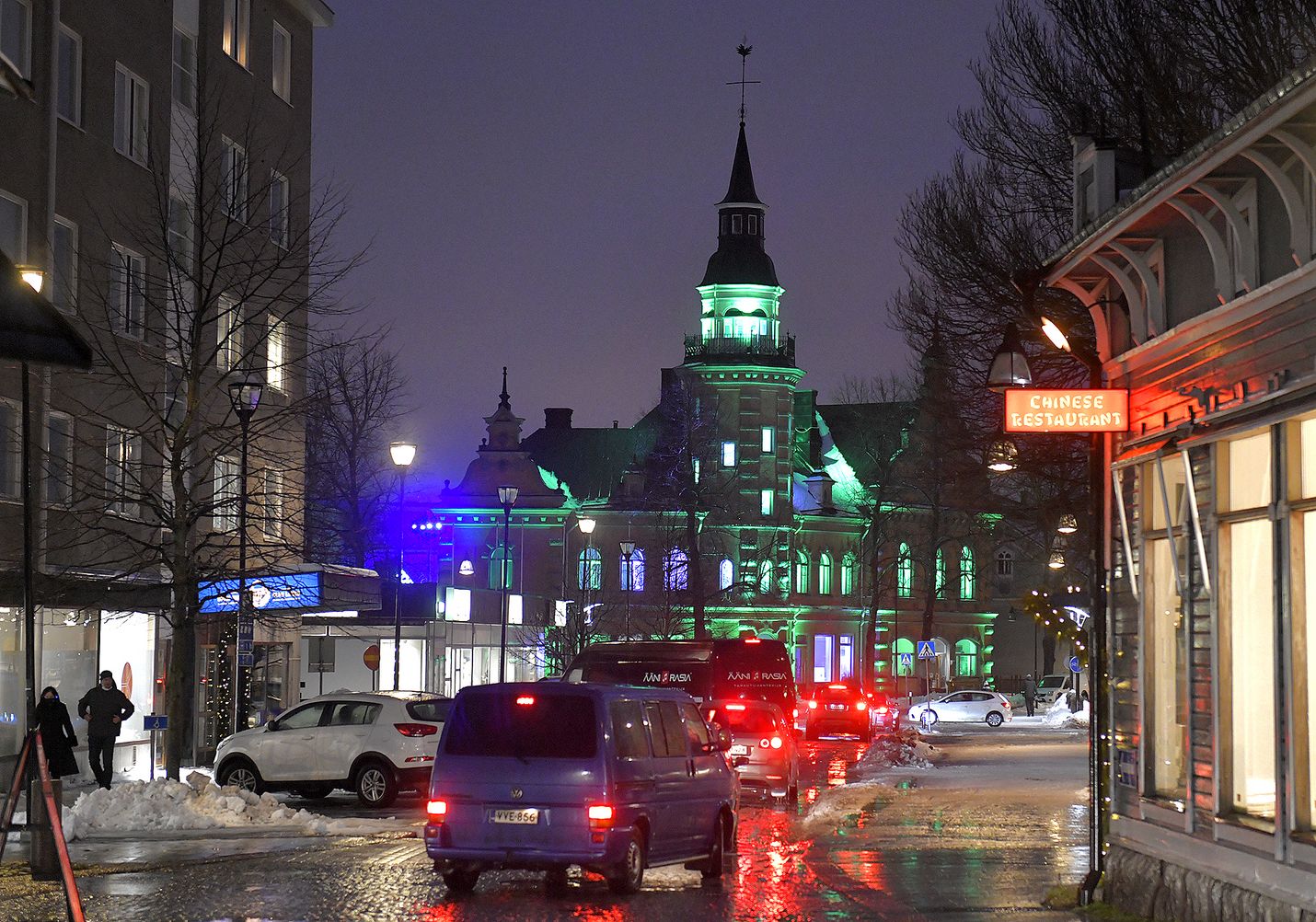 Kirjoittaja ylistää Raumalla käynnissä olevaa Lumen-valotaideviikkoa.