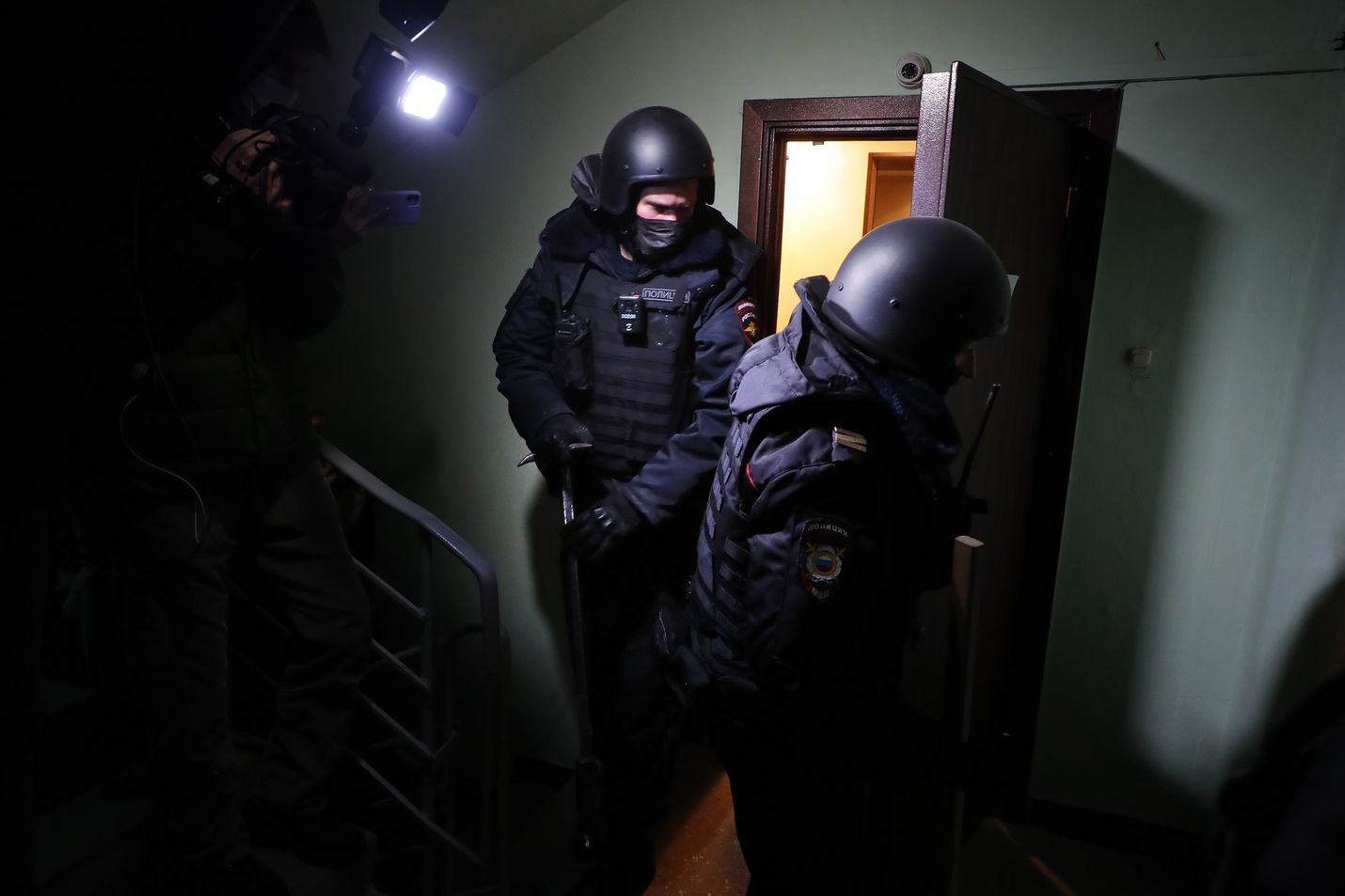 Poliisit lähdössä keskiviikkona Aleksei Navalnyin kodista Moskovassa kotietsinnän jälkeen.