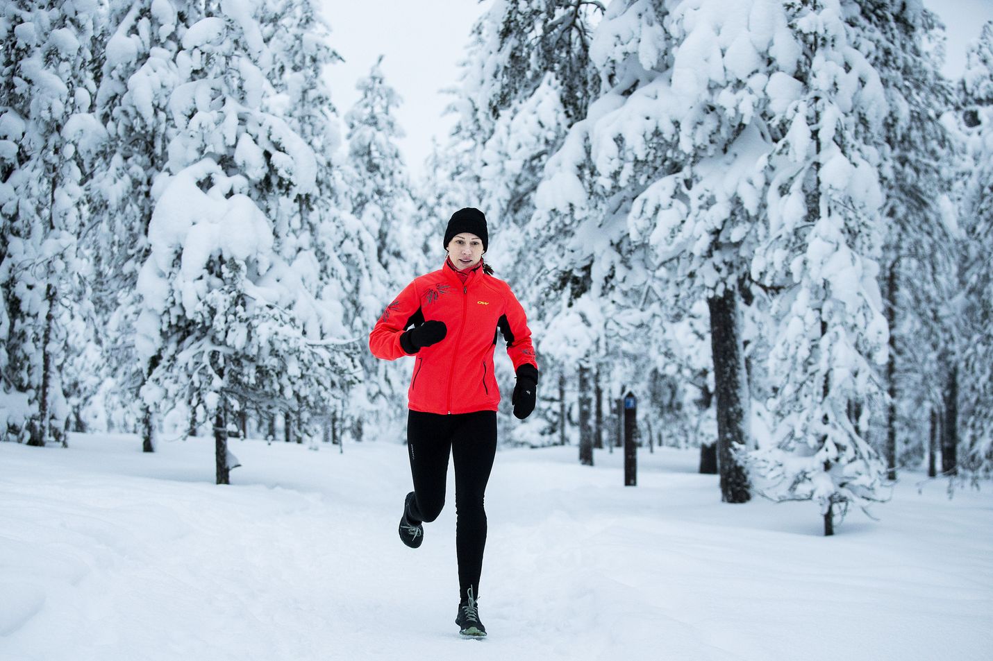 Rovaniemeläinen Heidi Rantanen juoksee kesät talvet, mieluiten poluilla. Juoksun pakkasrajana hän pitää -15 astetta. Sitä kylmemmällä juokseminen rasittaa liikaa hengityselimiä.  Hiihtämässä käyn vielä pari, kolme astetta kovemmalla pakkasella, Rantanen sanoo.