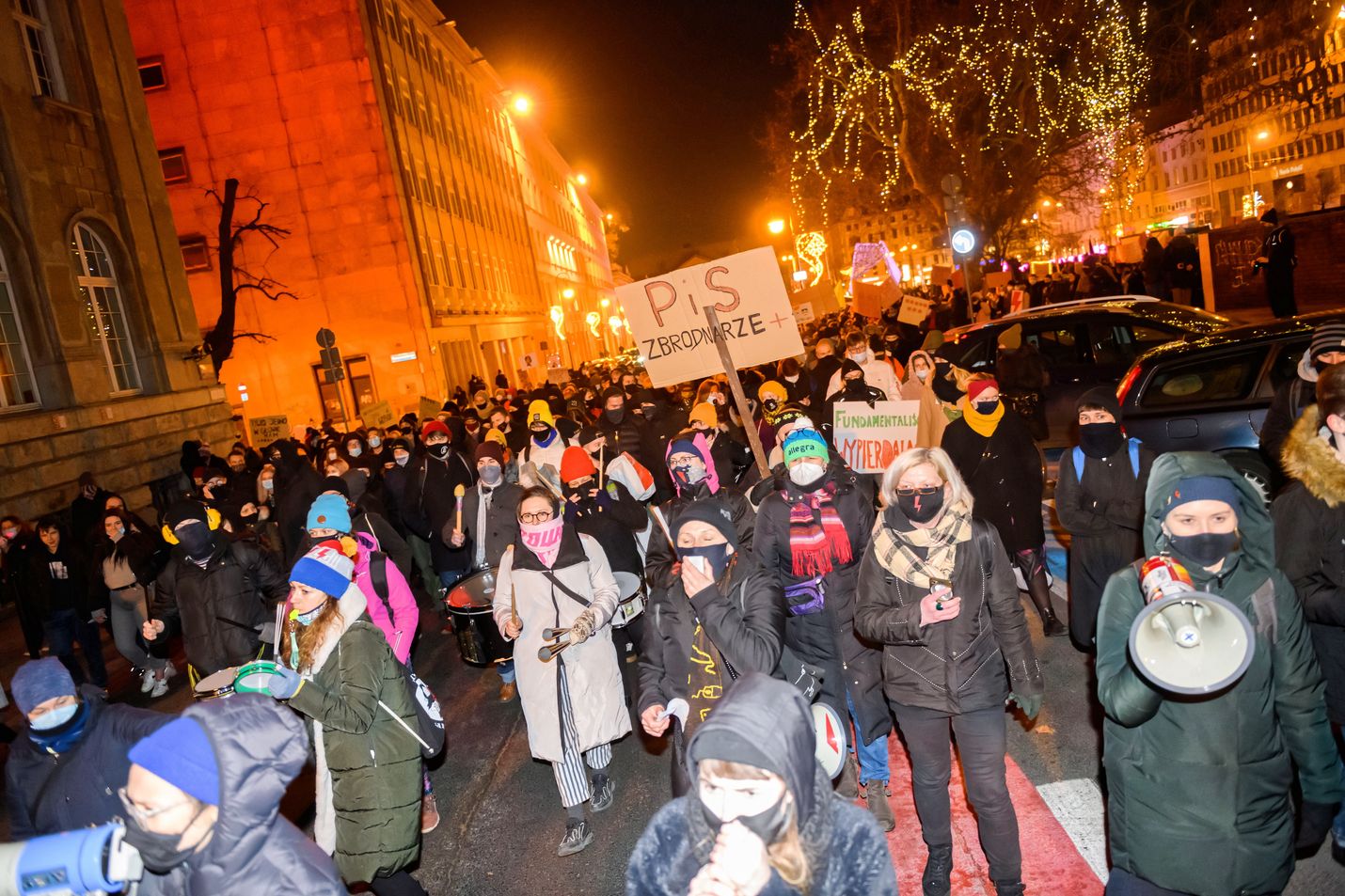 Ihmiset protestoivat torstaina aborttilainsäädännön tiukennusta vastaan Poznanin kaupungissa Puolassa.