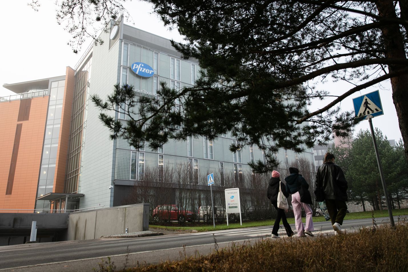 Kuvassa lääkeyhtiö Pfizerin konttori Munkkiniemessä Helsingissä.