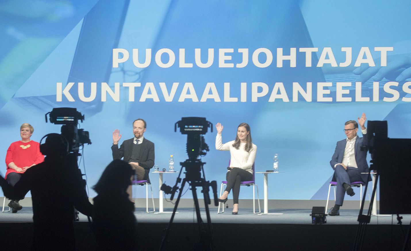 Puoluejohtajat kohtasivat koulutuskeskustelussa Helsingissä lauantaina. Turvavälit pitävät Annika Saarikon, Jussi Halla-ahon, Sanna Marinin ja Petteri Orpon tarpeellisen etäällä toisistaan.