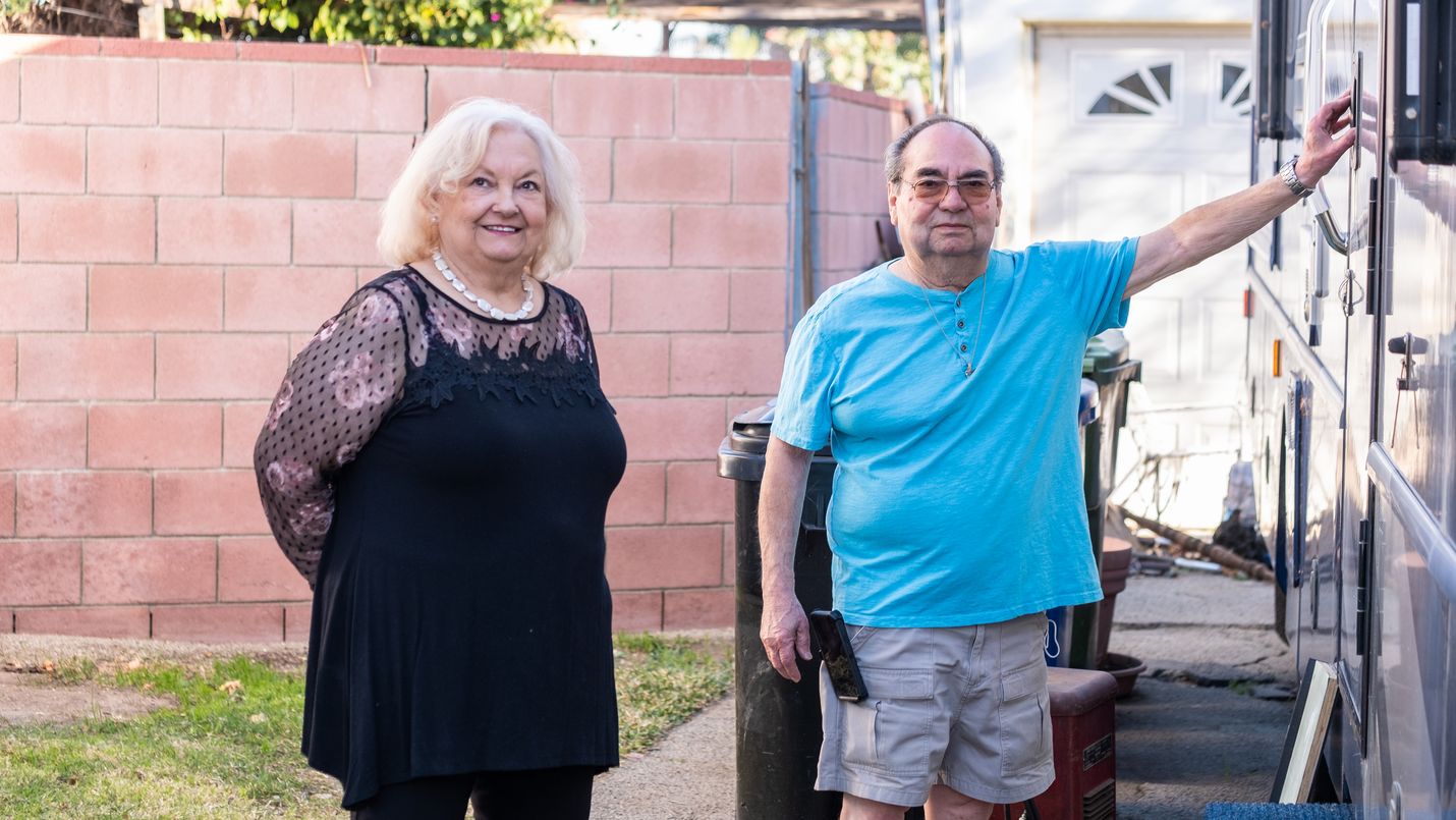 Edna ja Bob Vanegas harrastavat asuntoautolla retkeilyä autiomaassa.