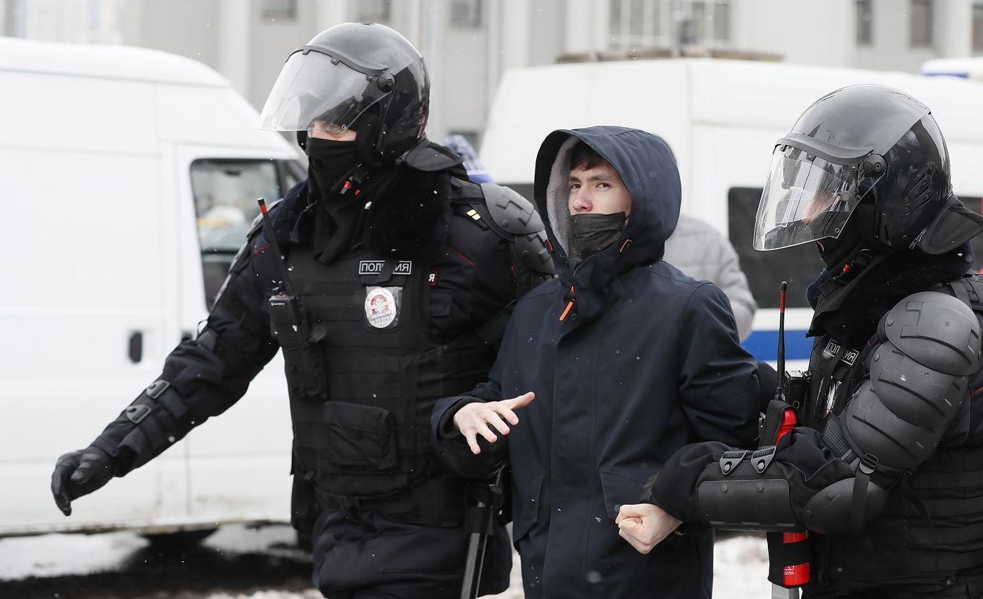 Poliisi on ottanut Navalnyin tukijoita kiinni ja tehnyt kotietsintöjä.