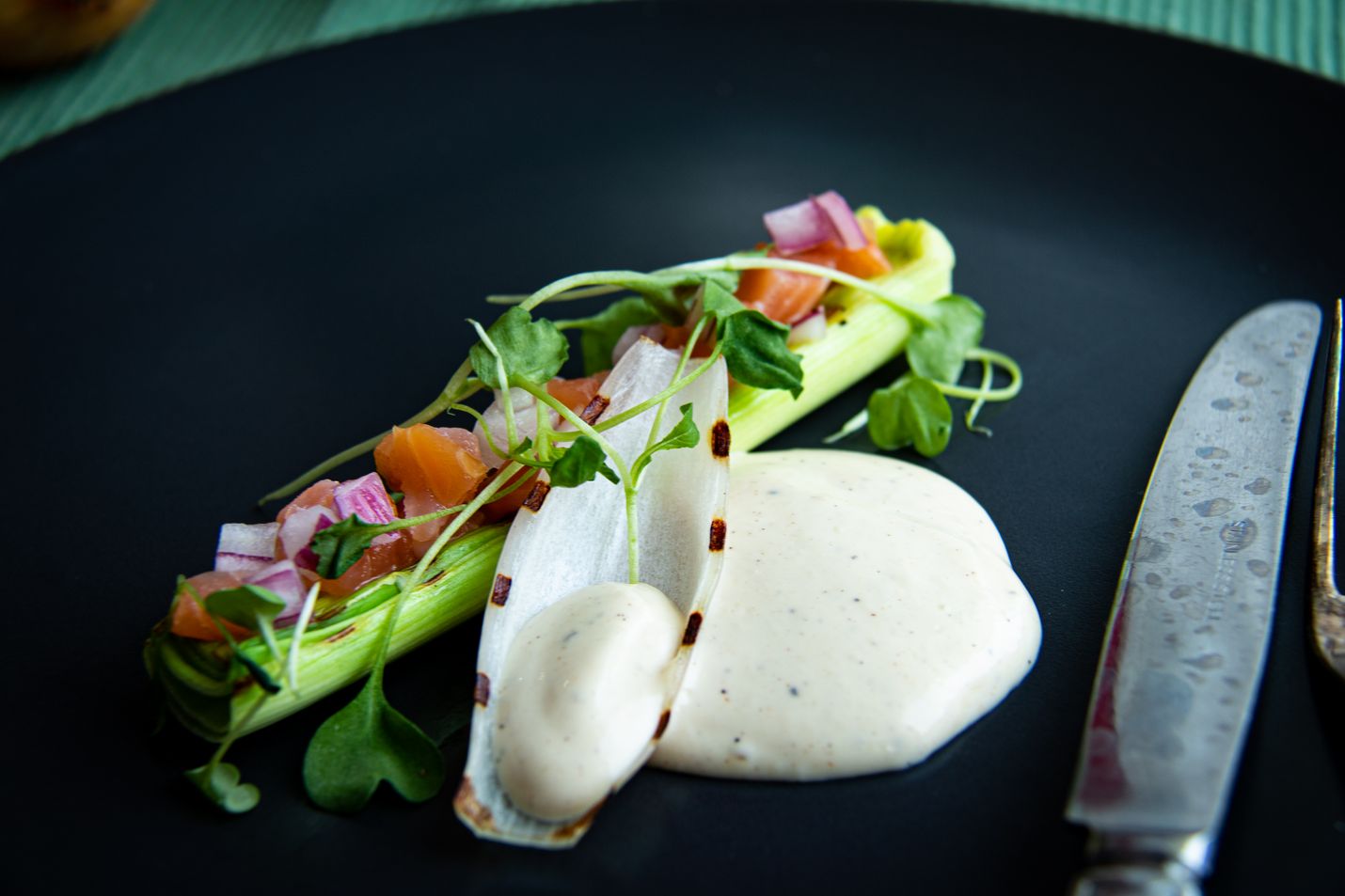 Savusipulimajoneesi kruunaa uunissa haudutetusta purjosta, paistetusta salottisipulista ja savulohesta loihditun gourmetruoka-annoksen.