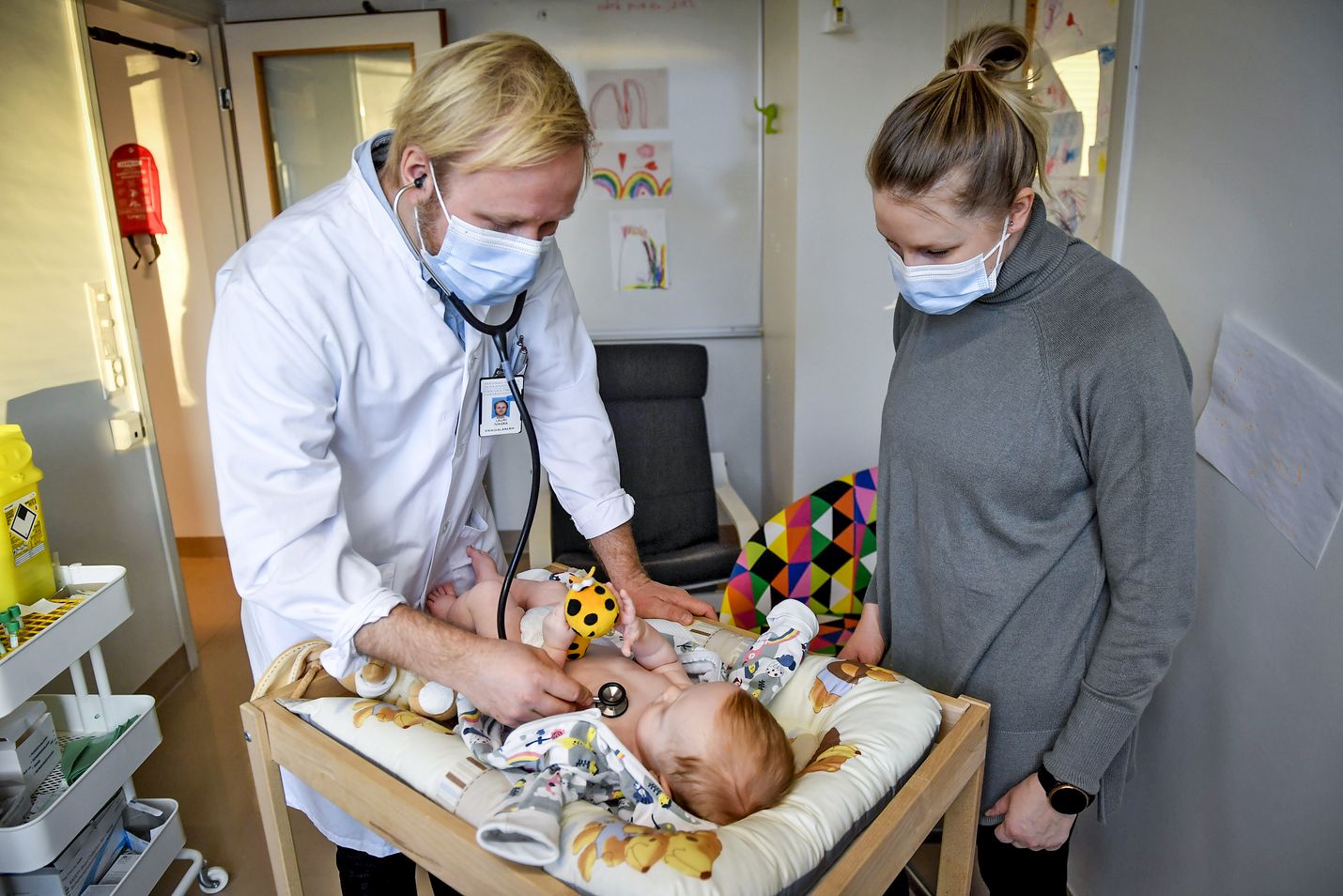 Lastentautien erikoislääkäri ja tutkija Lauri Ivaska tutkii Tuula Suonikon vauvaa Lenni Nikamaa, joka osallistuu hinkuyskärokotukseen liittyvään tutkimukseen.