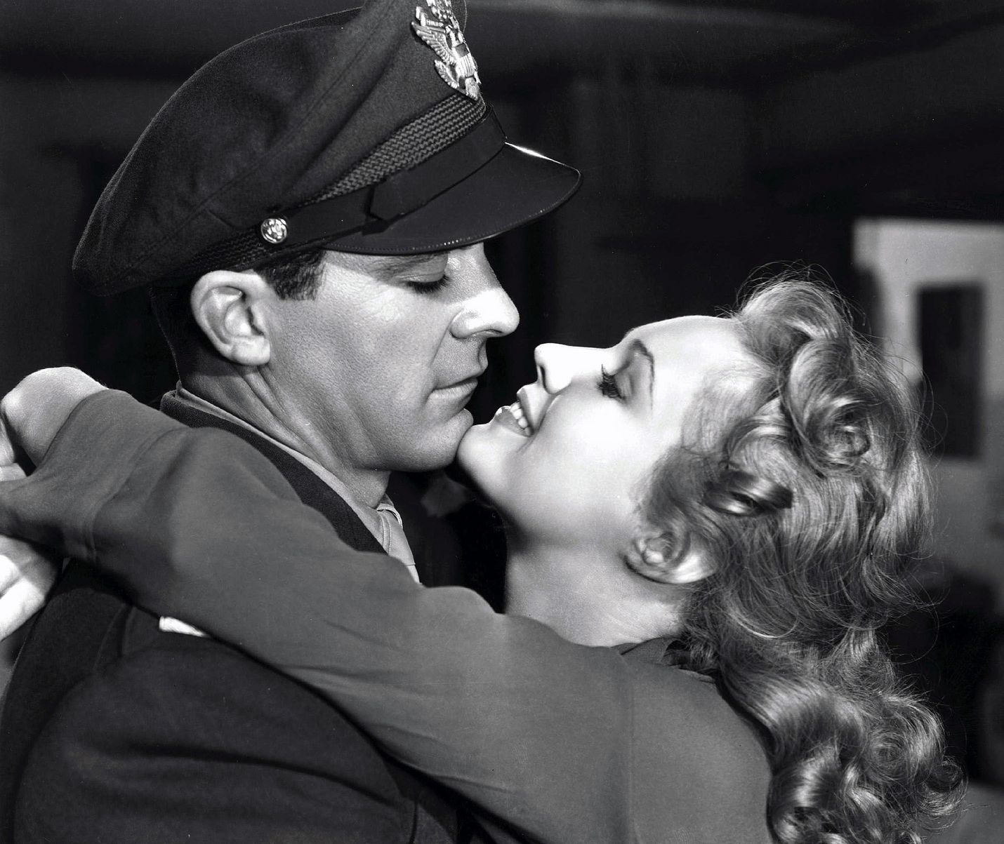 Parhaat vuodet on palkittu klassikko kolmesta sotilaasta, jotka palaavat toisesta maailmansodasta pieneen kotikaupunkiinsa ja huomaavat sen käyneen hyvin vieraaksi. Fred Derry (Dana Andrews) on yksi heistä ja Virginia Mayo hänen vaimonsa Marie.