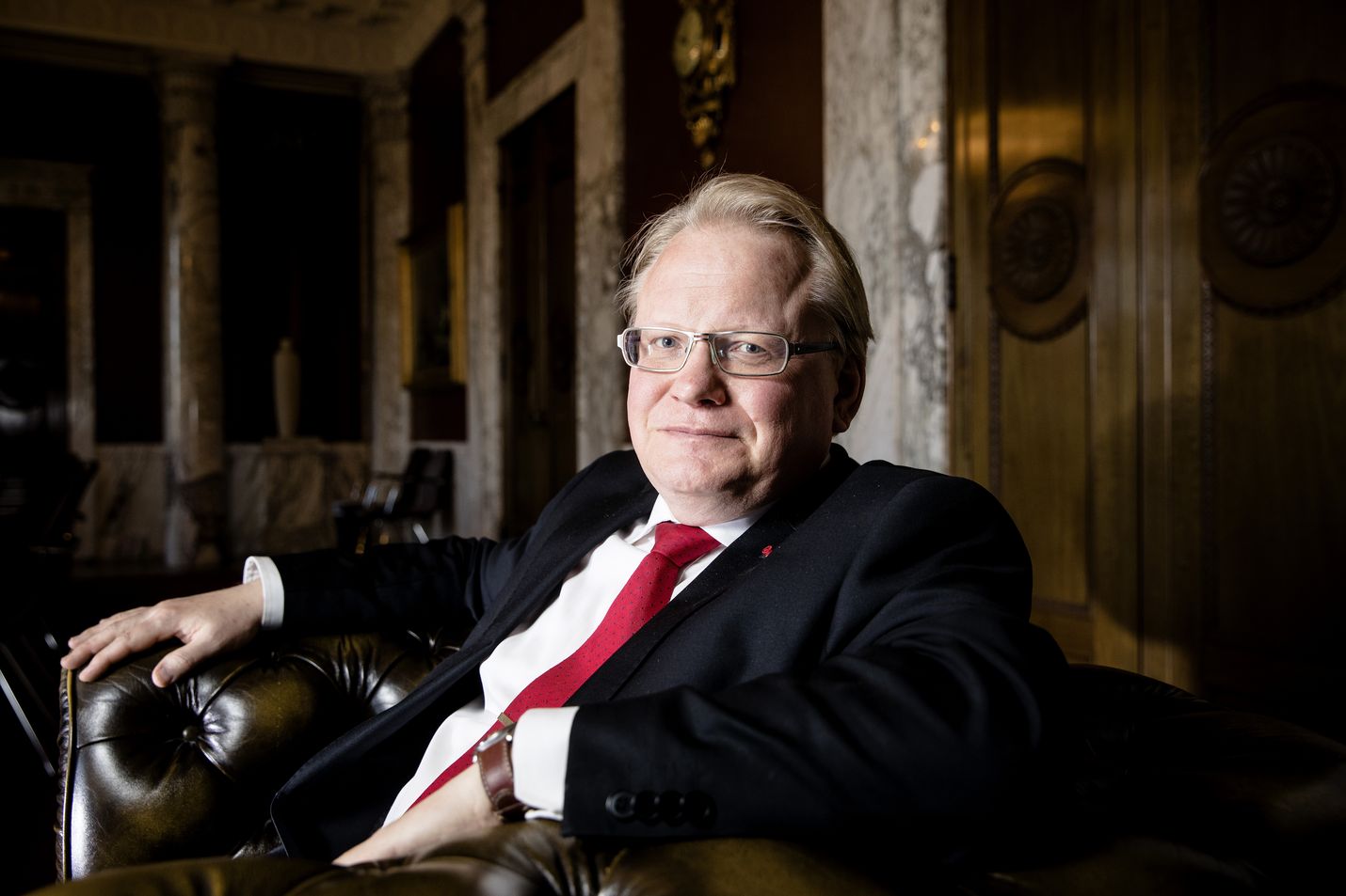 Ruotsin puolustusministeri Peter Hultqvistin mukaan maa pysyy liittoutumattomana ja syventää puolustusyhteistyötä Suomen kanssa. Hultqvistin äiti on kotoisin Kuusamosta ja siirtyi Ruotsiin sotalapsena.