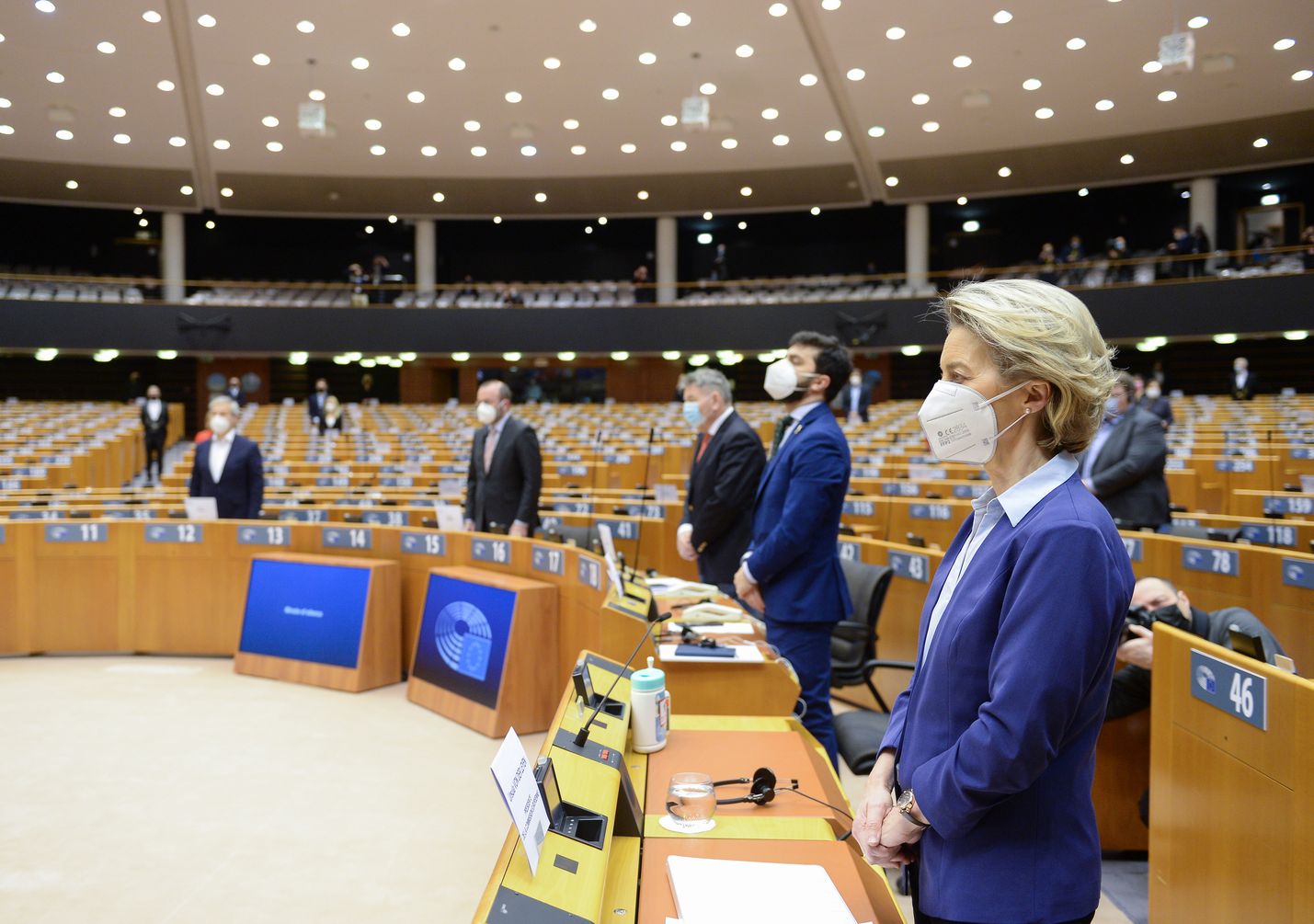 Komission puheenjohtaja Ursula von der Leyen ja muut europarlamentaarikot pitivät hiljaisen hetken koronaviruksen uhrien muistoksi rokotestrategian käsittelyn yhteydessä. Pandemia on vähentänyt lähityöskentelyä myös parlamentissa.
