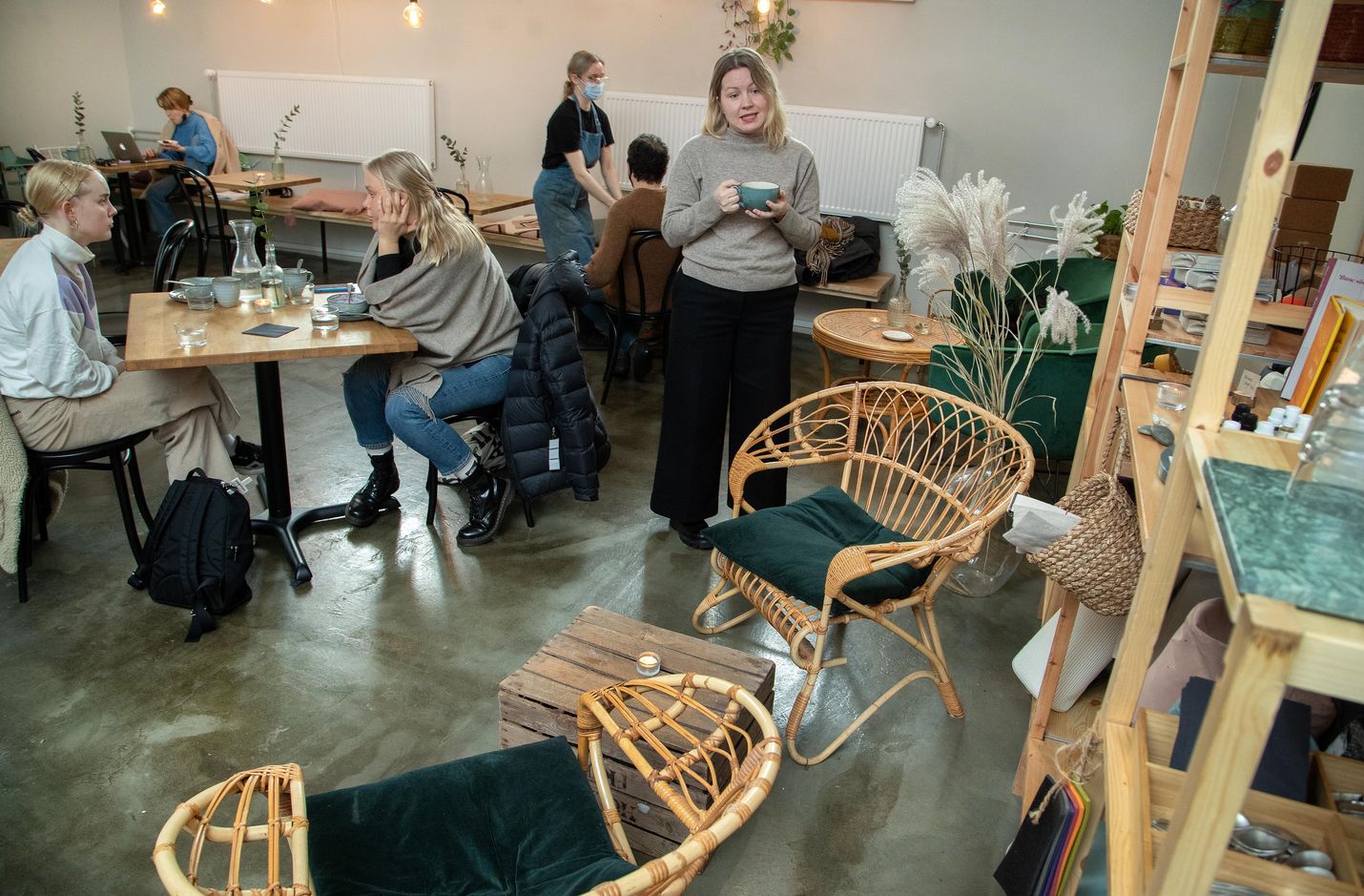Arkkitehti ja sisustussuunnittelija Saara Koljonen on vastannut Roots Helsingin sisustuksesta. Hän antaa erityistä painoarvoa kahviloiden valaistukselle ja äänimaailmalle, jotta ne sopisivat erilaisiin käyttötarkoituksiin.