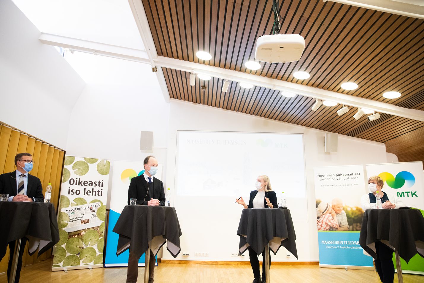 Johtajaylilääkärien kyselystä paljastuu suuria riskejä kuntavaalien järjestämiselle. Erityisen hankala on vaalien äänestysaikaan karanteenissa olevien äänioikeuden turvaaminen. Puoluejohtajat väittelivät tammikuussa vaalitentissä.
