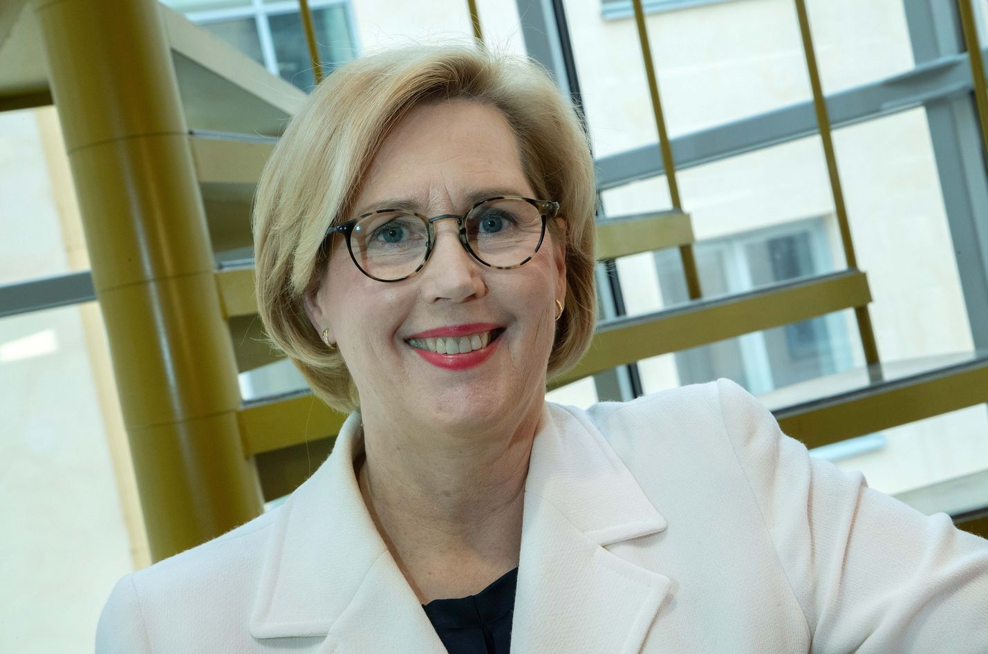 Työministeri Tuula Haatainen sanoo saavansa paljon palautetta kansalaisilta, jotka syystä tai toisesta ovat ajautuneet pahaan velkakierteeseen ja minkäänlaista ratkaisua ei ole näköpiirissä.