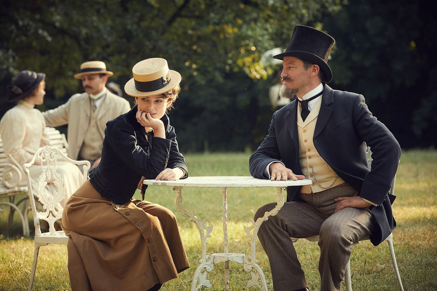 Maalaistyttö Colette (Keira Knightley) menee naimisiin vanhemman miehen Willyn (Dominic West) kanssa, käynnistää kirjallista uraansa ja kokee seksuaalisen vallankumouksen 1900-luvun alun boheemeissa pariisilaispiireissä.