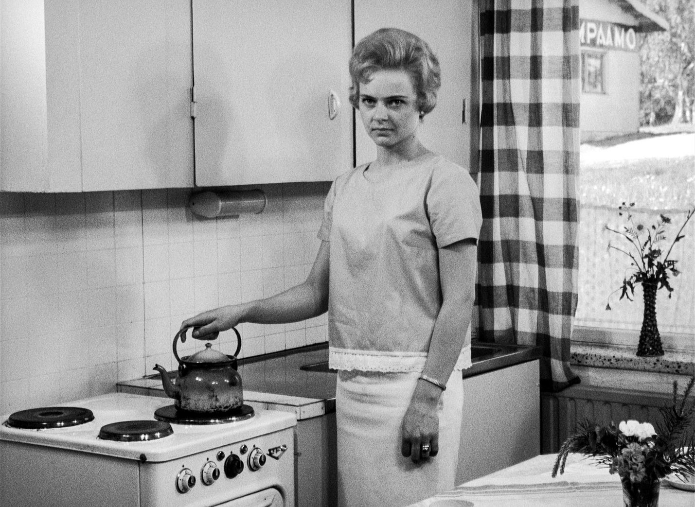 Erik Häkkisen ohjaaman yhteiskunnallisen draaman yhdessä pääroolissa on Annikki Moksi.