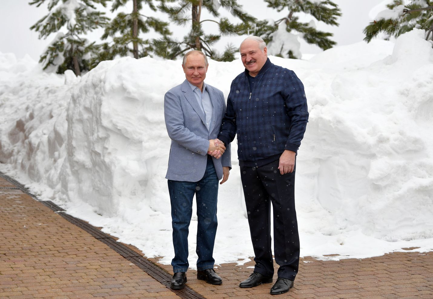 Venäjän Vladimir Putin ja Valko-Venäjän Aljaksandr Lukashenka ovat johtaneet maitaan 1990-luvulta lähtien. Matkan varrella kummallekin on kertynyt varallisuutta. Herrat tapasivat Sotshissa 22. helmikuuta.
