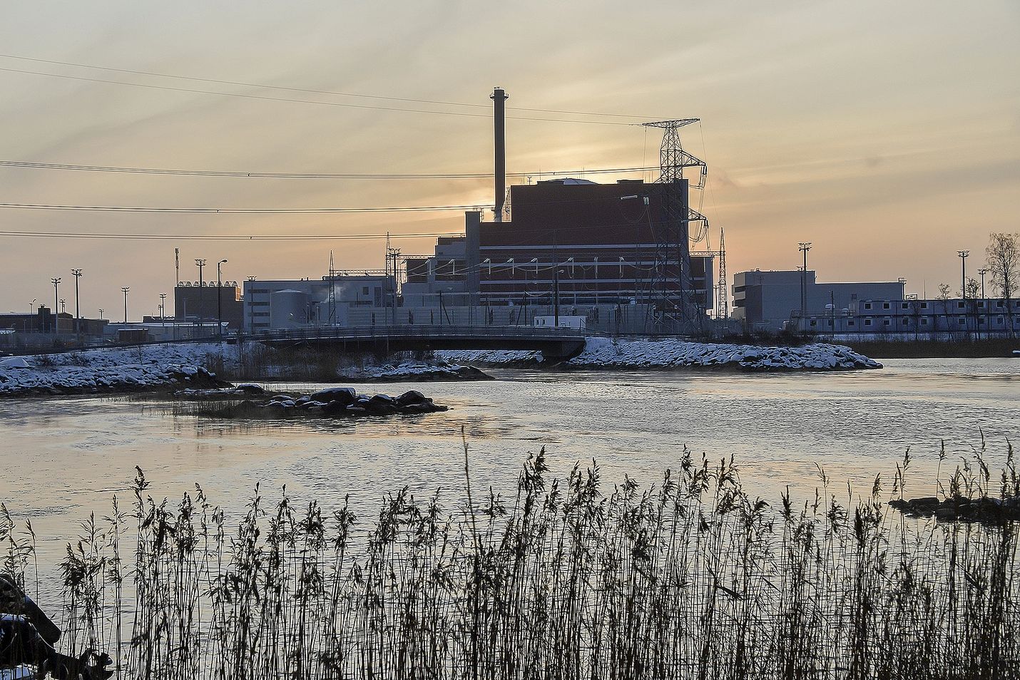 Olkiluoto 3 saattaa olla viimeisiä ydinenergiatuotannon suurlaitoksia. Kirjoittaja liputtaa pienten laitosten puolesta.