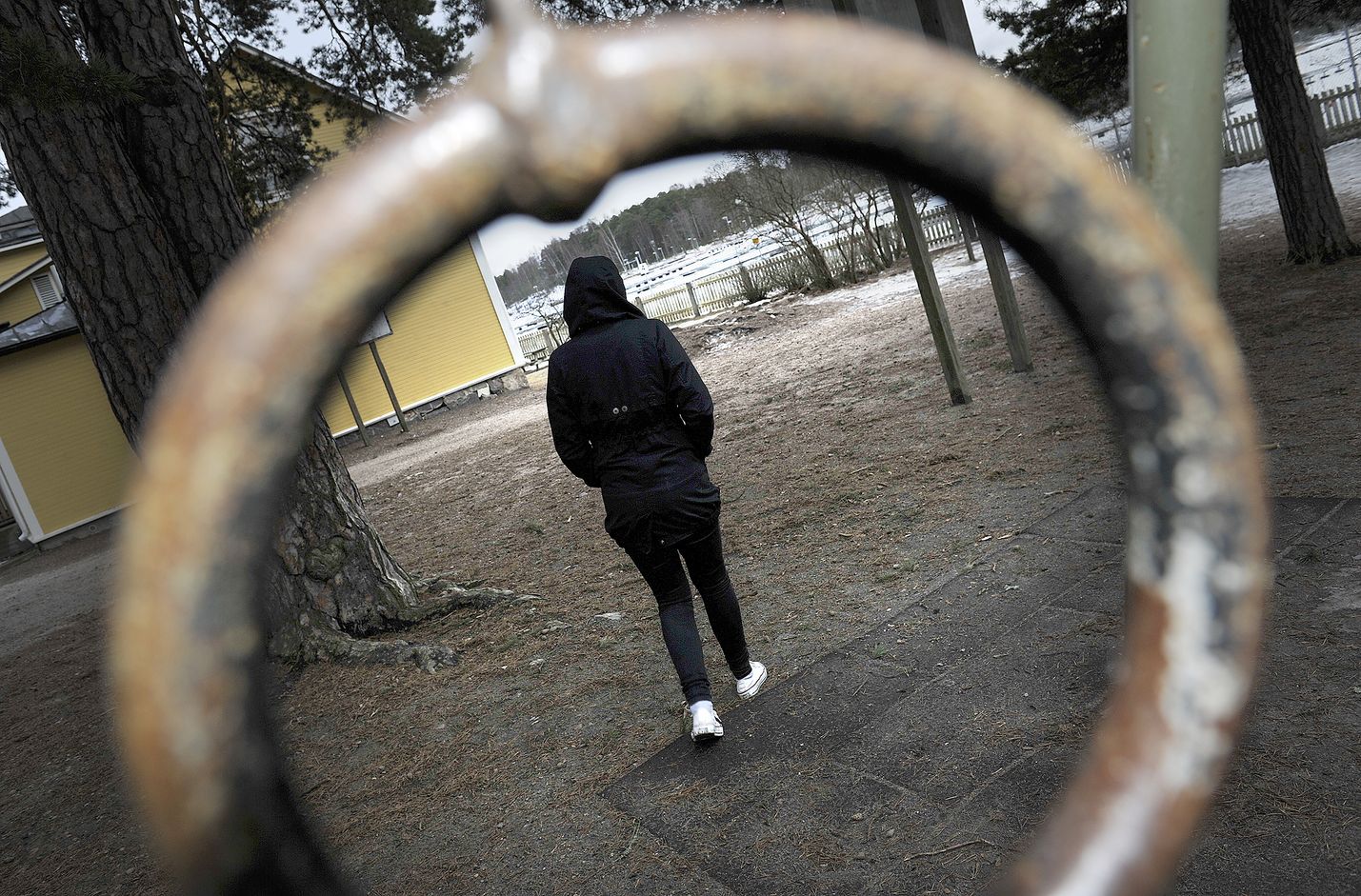 Kirjoittaja haastaa mukaan kiusaamisen vastustamiseen kaikki vanhemmat periaatteella koko kylä kasvattaa.