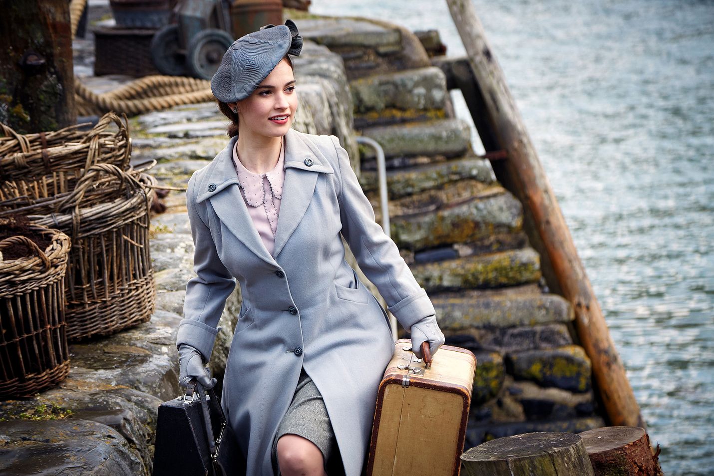 Romanttisessa draamakomediassa nuori kirjailija Juliet (Lily James) matkustaa vuonna 1946 Guernseyn saarelle tutkimaan elämää saksalaismiehityksen aikana.