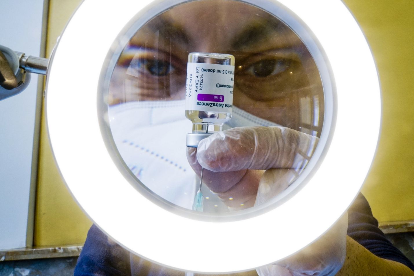 Astrazenecan koronavirusrokotteen menekki on heikentynyt EU-maissa. Suomessa sitä annetaan vain yli 65-vuotiaille, jotka on pian rokotettu. Vielä on linjaamatta, saavatko myös vapaaehtoiset alle 65-vuotiaat rokotteen.