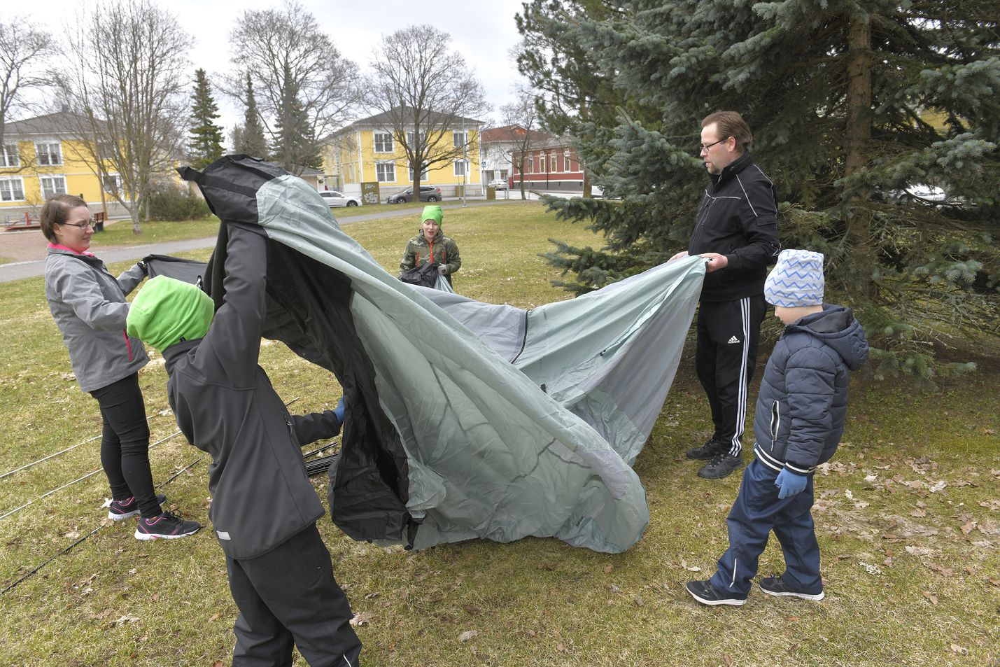 Susanna ja Marko Hietikko sekä pojat Jesse, Jami ja Axel ovat telttailleet kaksi kesää peräkkäin. Pojat ovat kyselleet koko talven, milloin aloitetaan telttailukausi, Susanna Hietikko nauraa. Teltan kunto tarkistettiin kotipihassa Porissa ennen vappua.