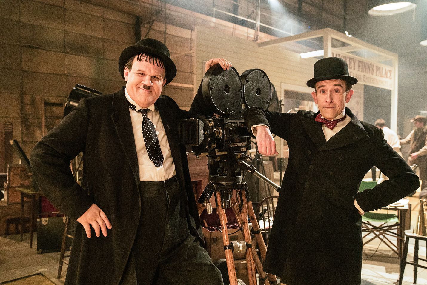 Lämminhenkisessä, tosipohjaisessa draamakomediassa Ohukainen ja Paksukainen eli Stan Laurel (Steve Coogan) ja Oliver Hardy (John C. Reilly) lähtevät puolisoineen 1950-luvun alussa Englantiin jäähyväiskiertueelle.