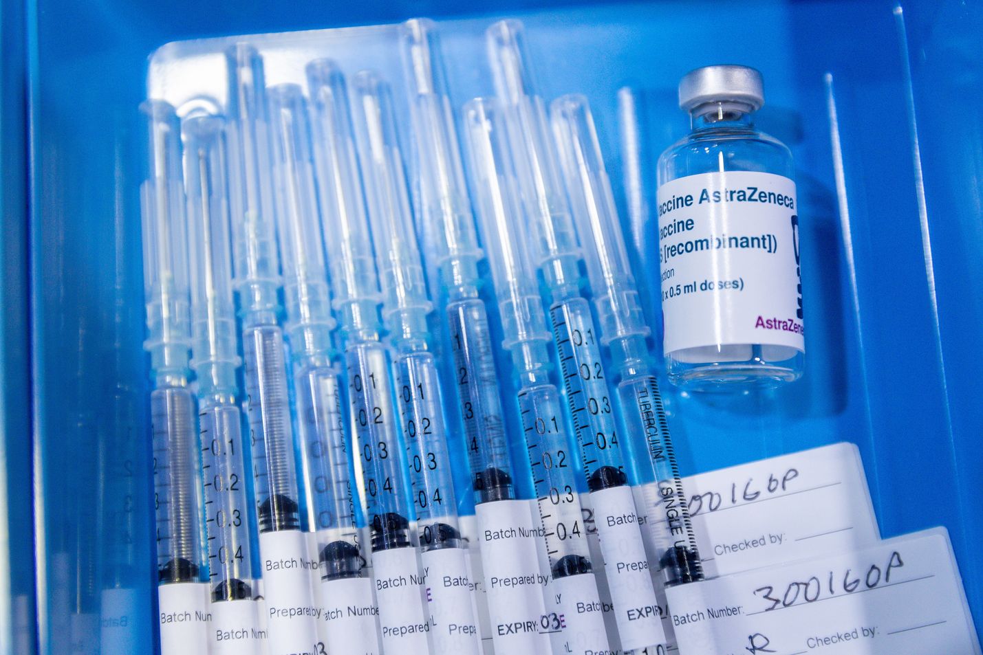 Astrazenecaa alkaa jäädä Euroopassa yli käyttörajoitusten takia, mutta sillä voisi olla tärkeää käyttöä maailman pahimmilla koronavirusalueilla. Suomalaisia Astrazenecan rokotteita ei kuitenkaan olla heti lähettämässä esimerkiksi Intiaan.