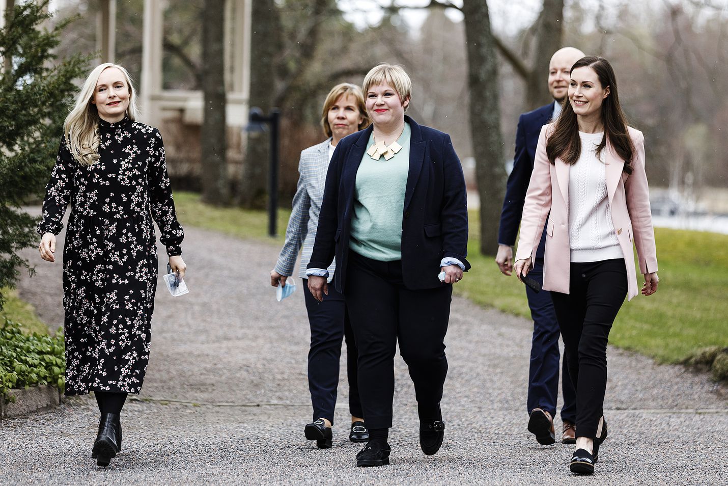 Hallituspuolueiden puheenjohtajat saapuivat kriisitunnelmiin ajautuneen kehysriihen loppusuoralla kertomaan sovusta.
