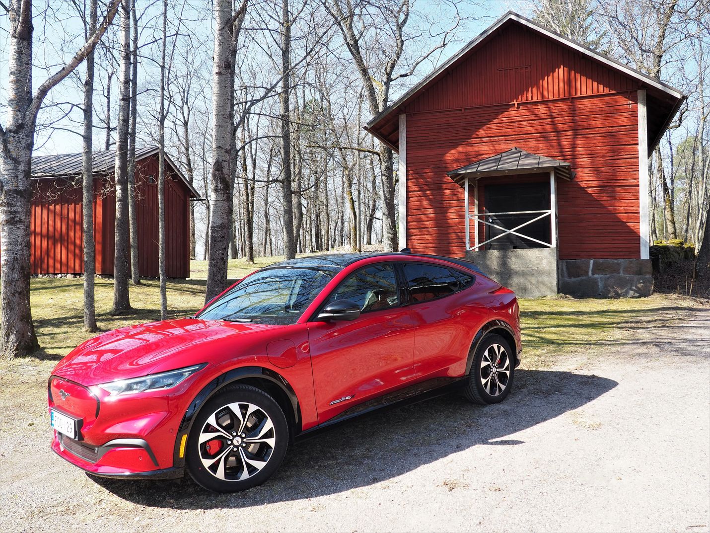 Mustang Mach-e:n korimuotoilu vaikuttaa tutulta, vaikka auto onkin enemmän katumaasturi kuin varsinainen urheilumalli.