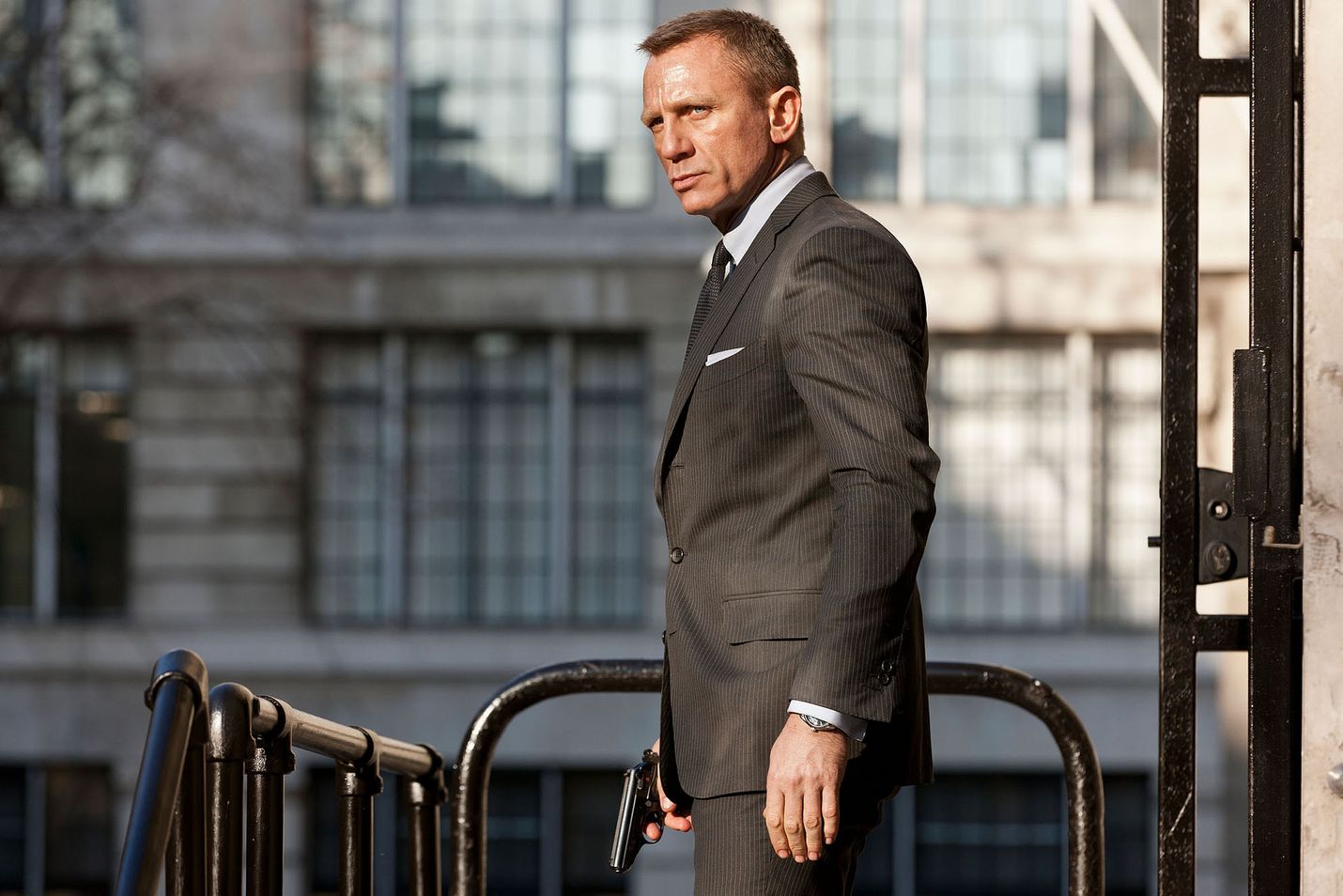Kaikkien aikojen menestyneimmässä Bond-seikkailussa 007:n lojaalius joutuu koetukselle.