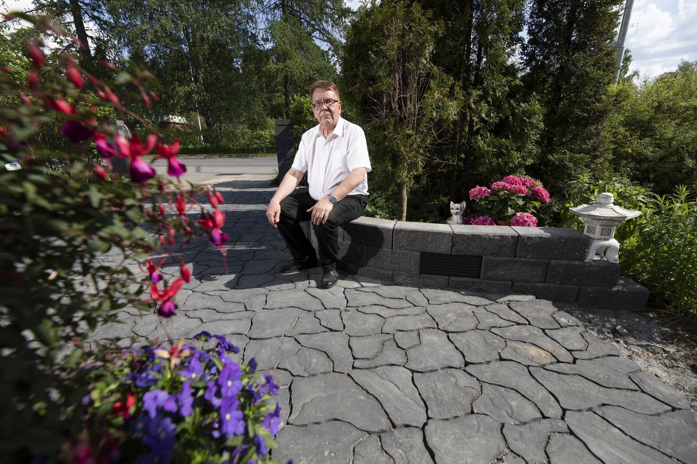 Raimo Helanderin pihalla on kokoa yli tuhat neliötä ja valtaosa on nurmikolla. Kivetystä laitettiin vain etupihalle. Siitä tuli tyylikäs käyntikortti kodille.