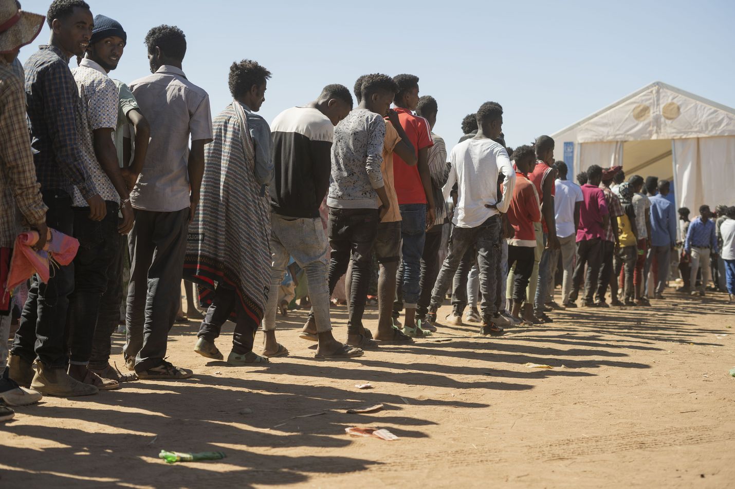 Väkivaltaisuudet ovat ajaneet kymmenet tuhannet Tigrayn alueen asukkaat pakolaisiksi. Kuvan ihmiset jonottavat apua pakolaisleirillä Sudanissa.