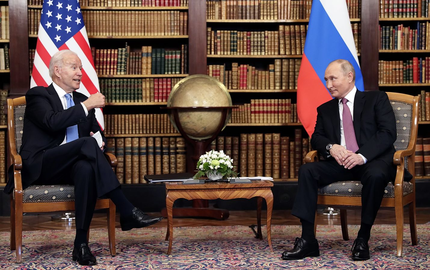 Yhdysvaltain presidentti Joe Biden ja Venäjän johtaja Vladimir Putin tapasivat Sveitsin Genevessä kesäkuussa. Tapaamisessa keskusteltiin muun muassa tavoista, joilla maat voisivat yhteisvoimin parantaa kyberturvallisuutta Venäjältä tulleista toistuvista hyökkäyksistä huolimatta.