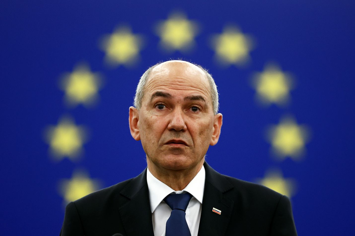 Slovenian pääministeri Janez Janša on sitkasta lajia. EU-puheenjohtajamaan hallituksen johtaja on ehtinyt olla kolme kertaa pääministerinä ja vankilassakin. Nykyään hänet tunnetaan Twitterissä usein älähtävänä Marsalkka Twitona.